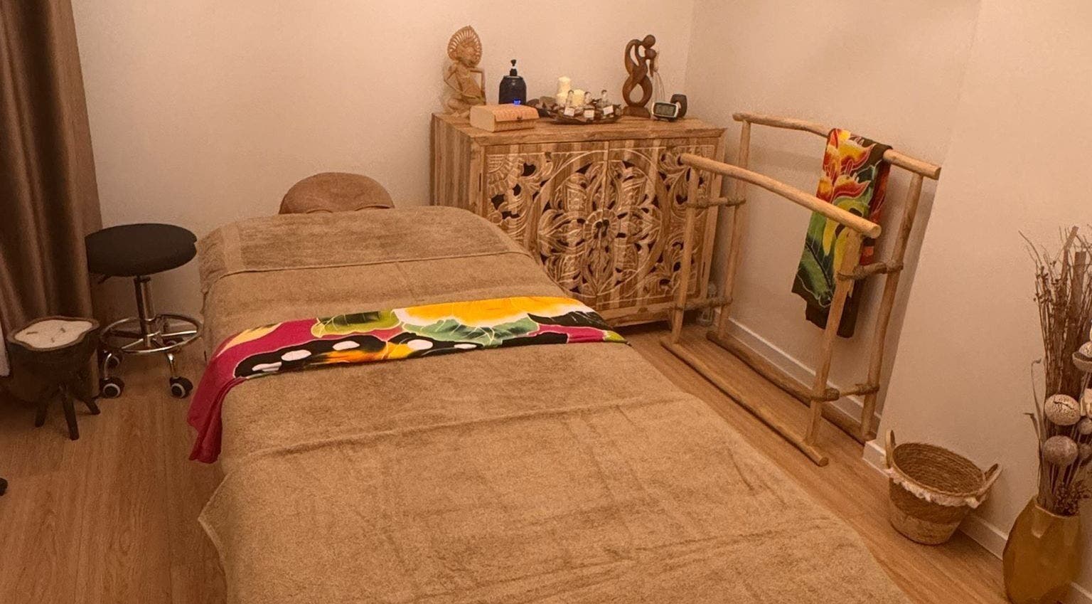 Calming massage room at Taksu SPA, București, București, RO featuring warm tones and elegant decor.