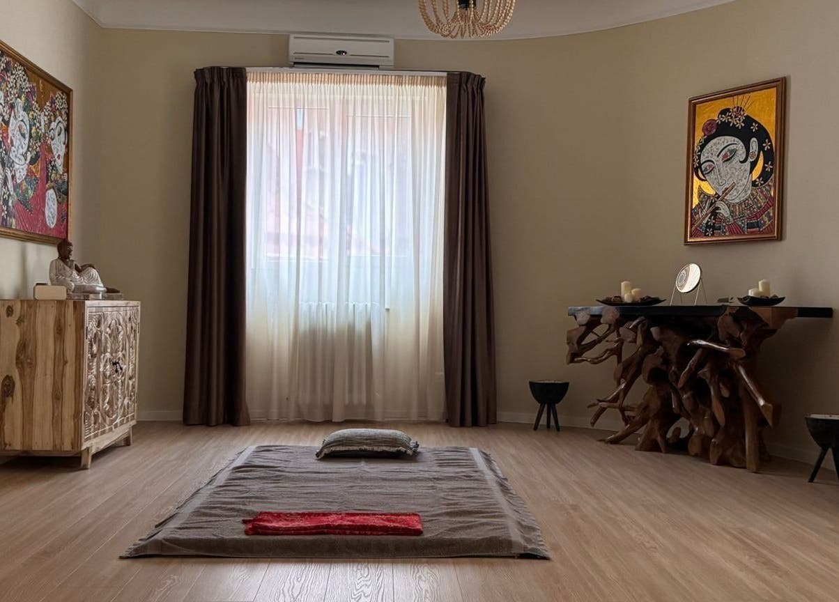 Tranquil healing room at Taksu SPA in București, București, RO, showcasing serene decor and calming atmosphere.