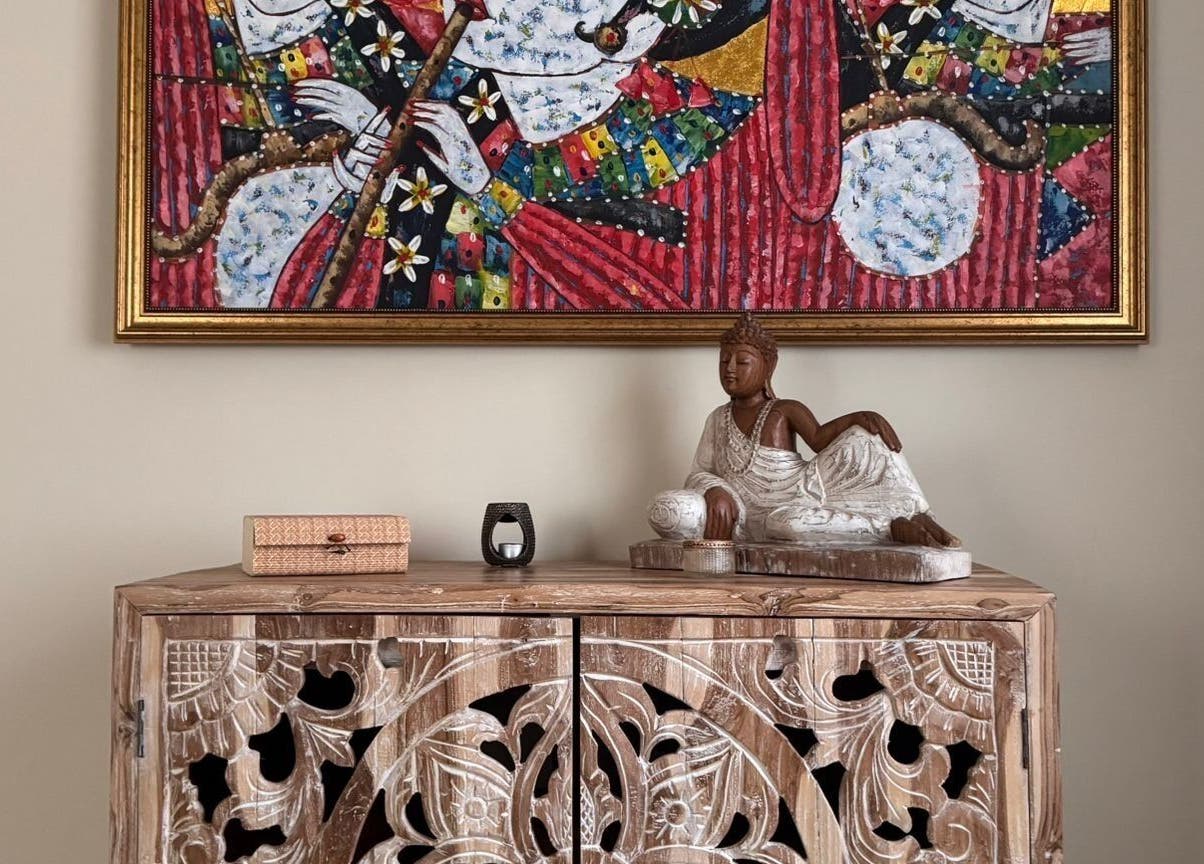 Elegant Taksu SPA decor with carved wood and colorful art in București, București, RO.