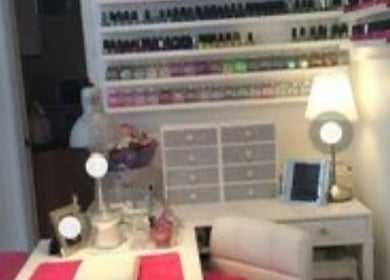 Intérieur de salon Glow by sass à Nice, Provence-alpes-côte D'azur, FR avec présentoirs de vernis colorés.