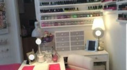 Espace manucure chez Glow by sass, Nice, Provence-alpes-côte D'azur, FR, avec étagères de vernis à ongles.