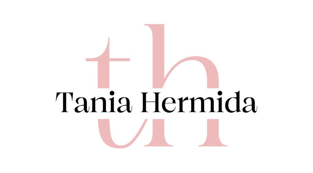 Logotipo de Tania Hermida Estetica en Vigo, ES, con letras elegantes en rosa y negro.