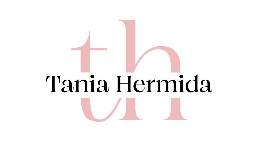 Logotipo de Tania Hermida Estetica en Vigo, ES, con letras elegantes en rosa y negro.