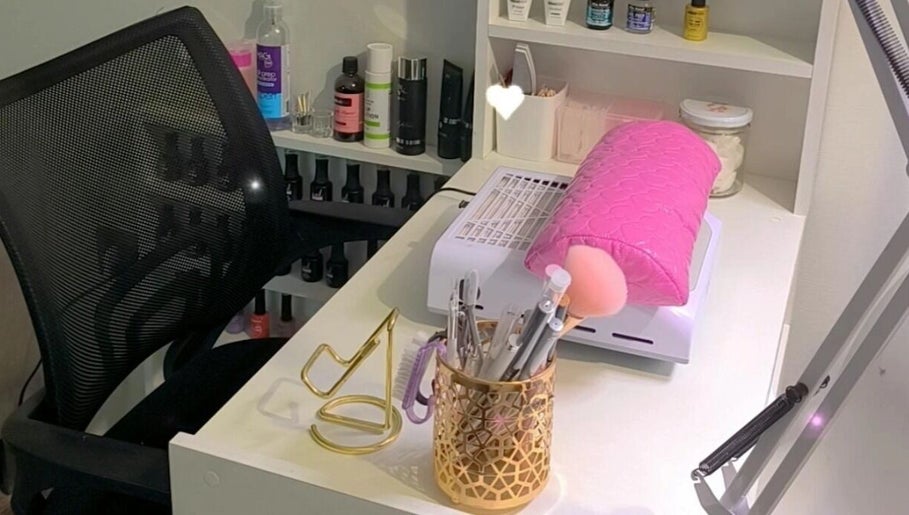 Estación de manicura en Estefanystudio.ccp, Concepción, Bío Bío, CL con herramientas elegantes y decorativas.