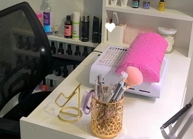 Estación de manicura en Estefanystudio.ccp, Concepción, Bío Bío, CL con herramientas elegantes y decorativas.