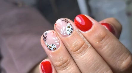 Uñas decoradas con diseño rojo y animal print, Estefanystudio.ccp, Concepción, Bío Bío, CL.