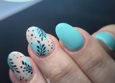 Diseño de uñas esmeralda y negro en Estefanystudio.ccp, Concepción, Bío Bío, CL.