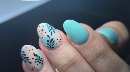 Diseño de uñas esmeralda y negro en Estefanystudio.ccp, Concepción, Bío Bío, CL.