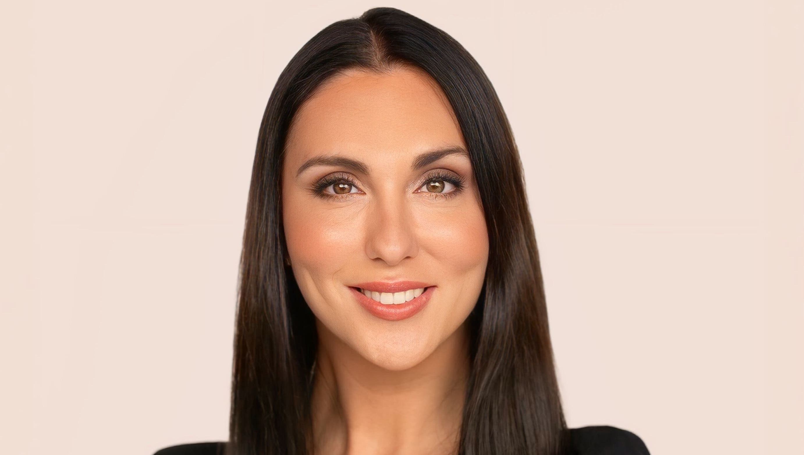 Portrait d'une femme souriante chez InaKova à Québec, Québec, CA. Accueil chaleureux et professionnel.