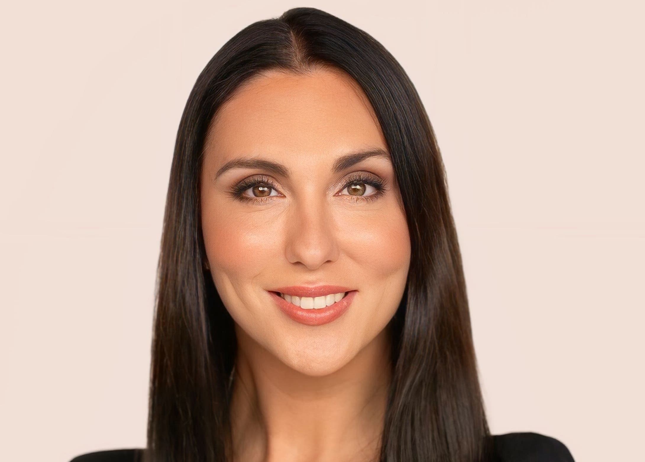 Portrait d'une femme souriante chez InaKova à Québec, Québec, CA. Accueil chaleureux et professionnel.