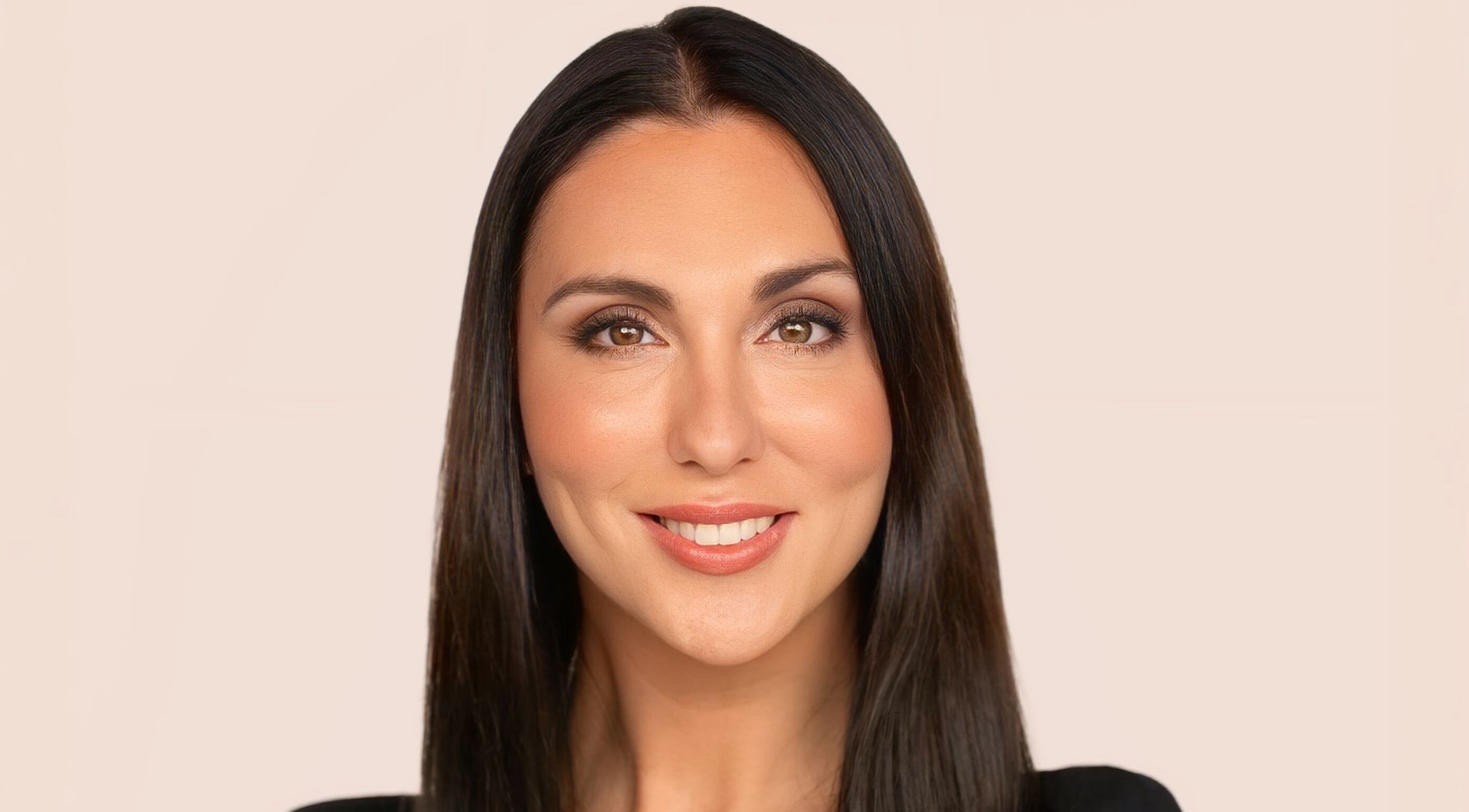 Portrait d'une femme souriante chez InaKova à Québec, Québec, CA. Accueil chaleureux et professionnel.