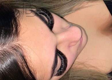 Extensões de cílios no Blonder Design Beauty, São Paulo, BR. Beleza e sofisticação.