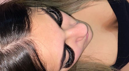 Extensões de cílios no Blonder Design Beauty, São Paulo, BR. Beleza e sofisticação.