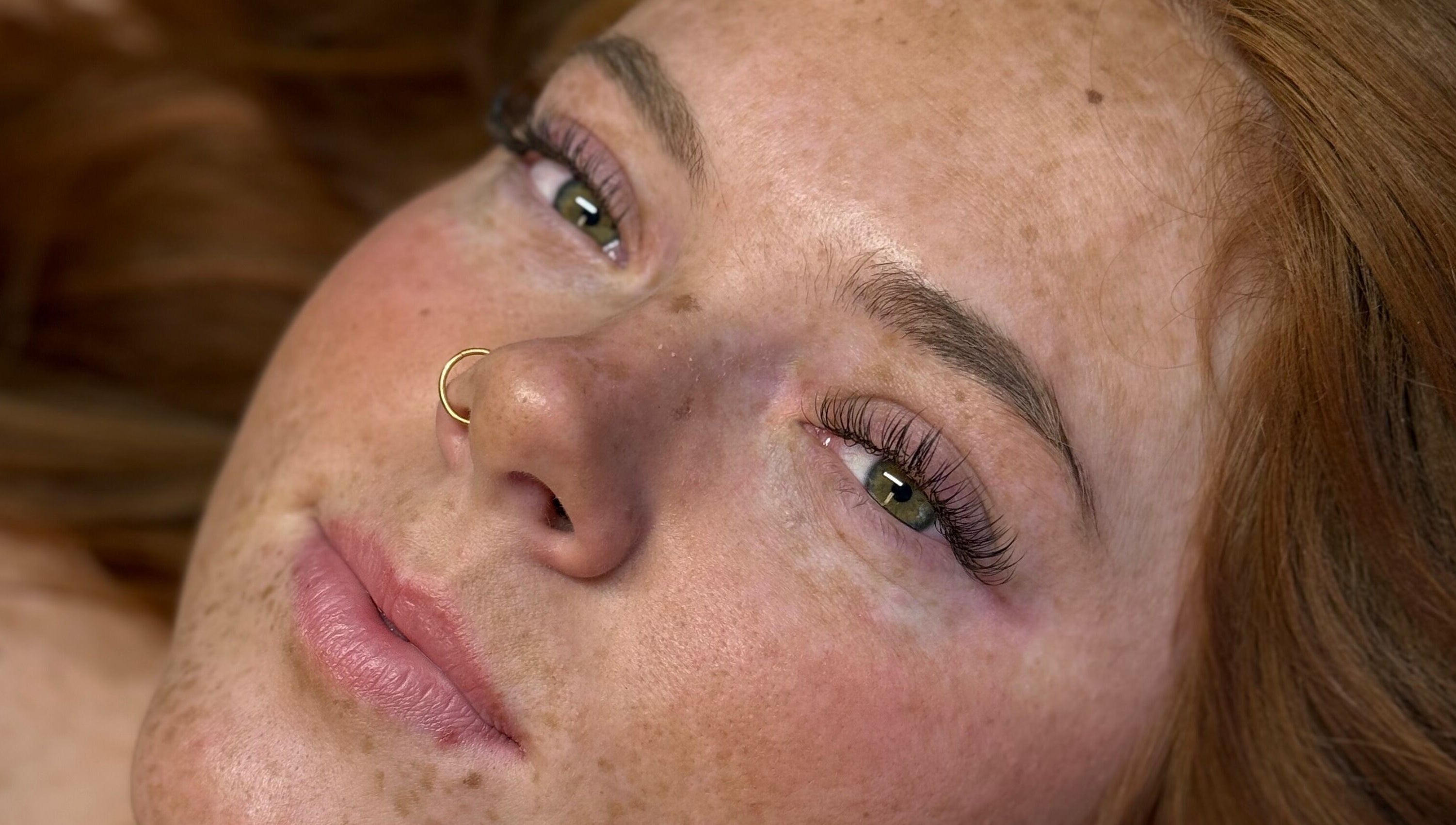 Imagem close-up de uma mulher com maquiagem suave no Blonder Design & Co, São Paulo, São Paulo, BR.