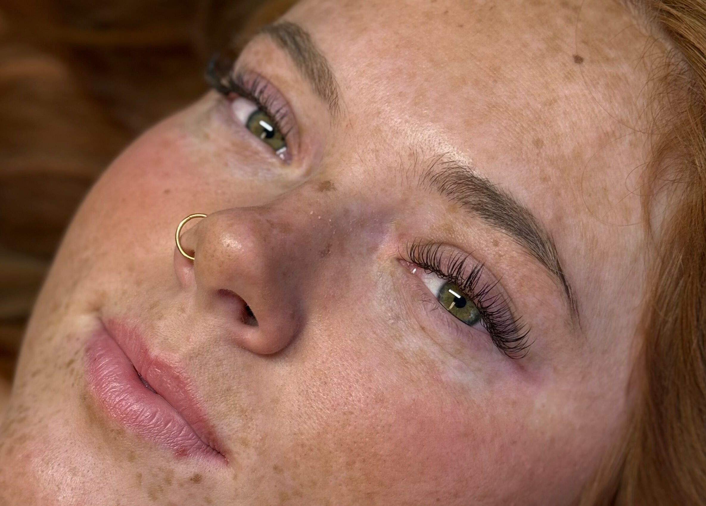 Imagem close-up de uma mulher com maquiagem suave no Blonder Design & Co, São Paulo, São Paulo, BR.