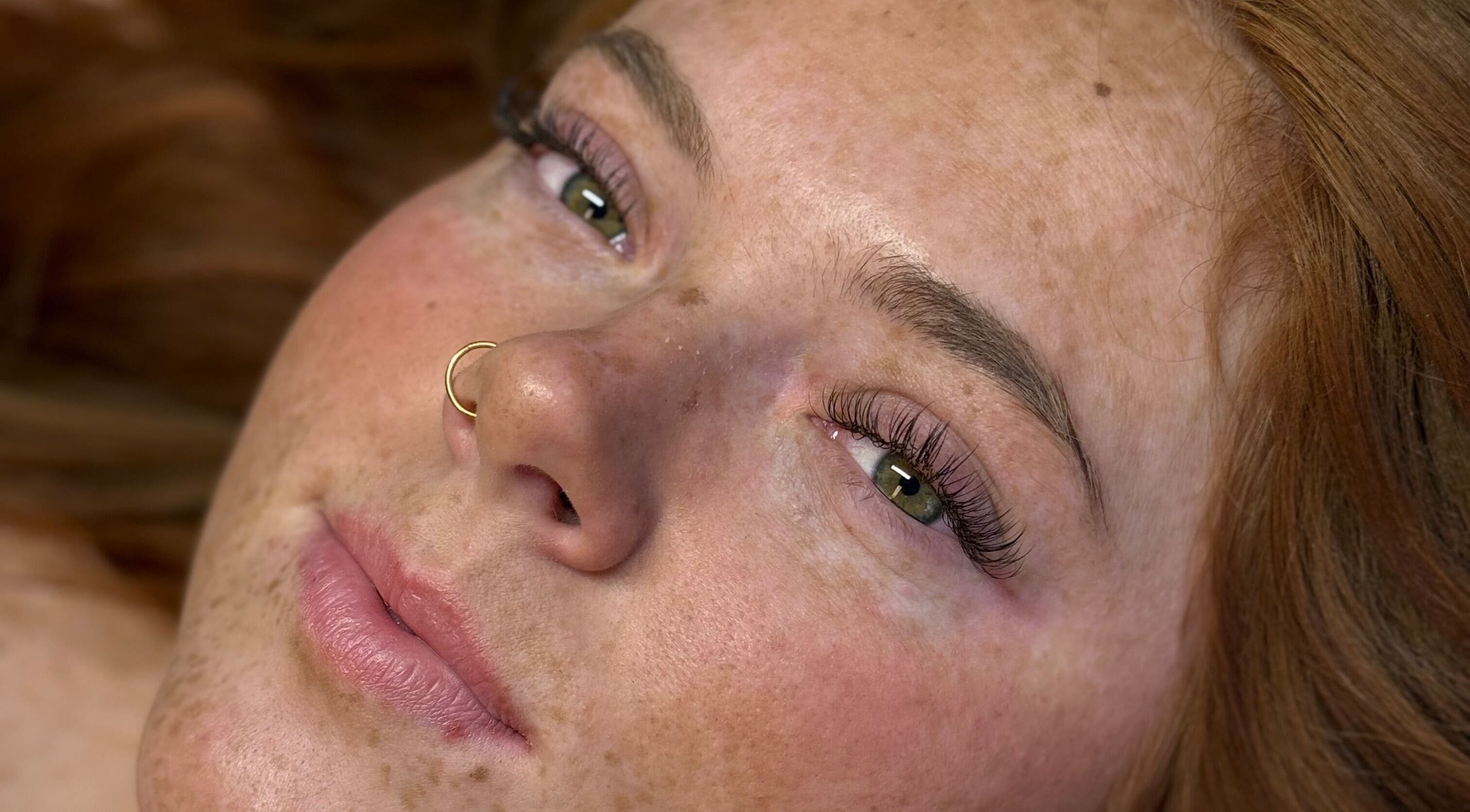 Imagem close-up de uma mulher com maquiagem suave no Blonder Design & Co, São Paulo, São Paulo, BR.