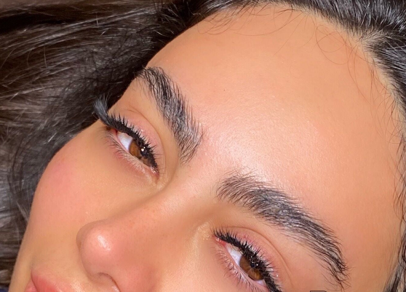 Detalhe de sobrancelhas bem cuidadas no Blonder Design & Co, São Paulo, São Paulo, BR.