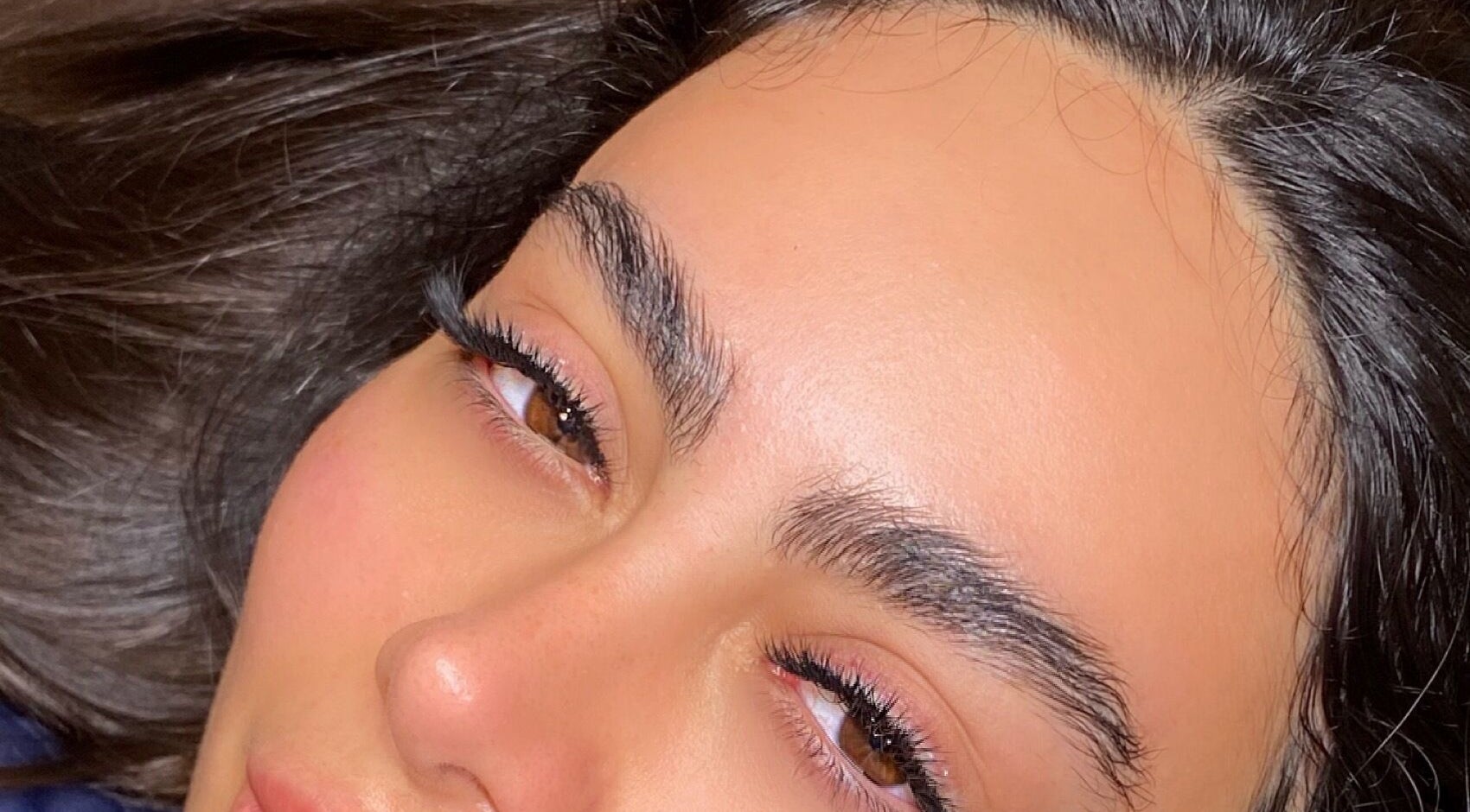 Detalhe de sobrancelhas bem cuidadas no Blonder Design & Co, São Paulo, São Paulo, BR.