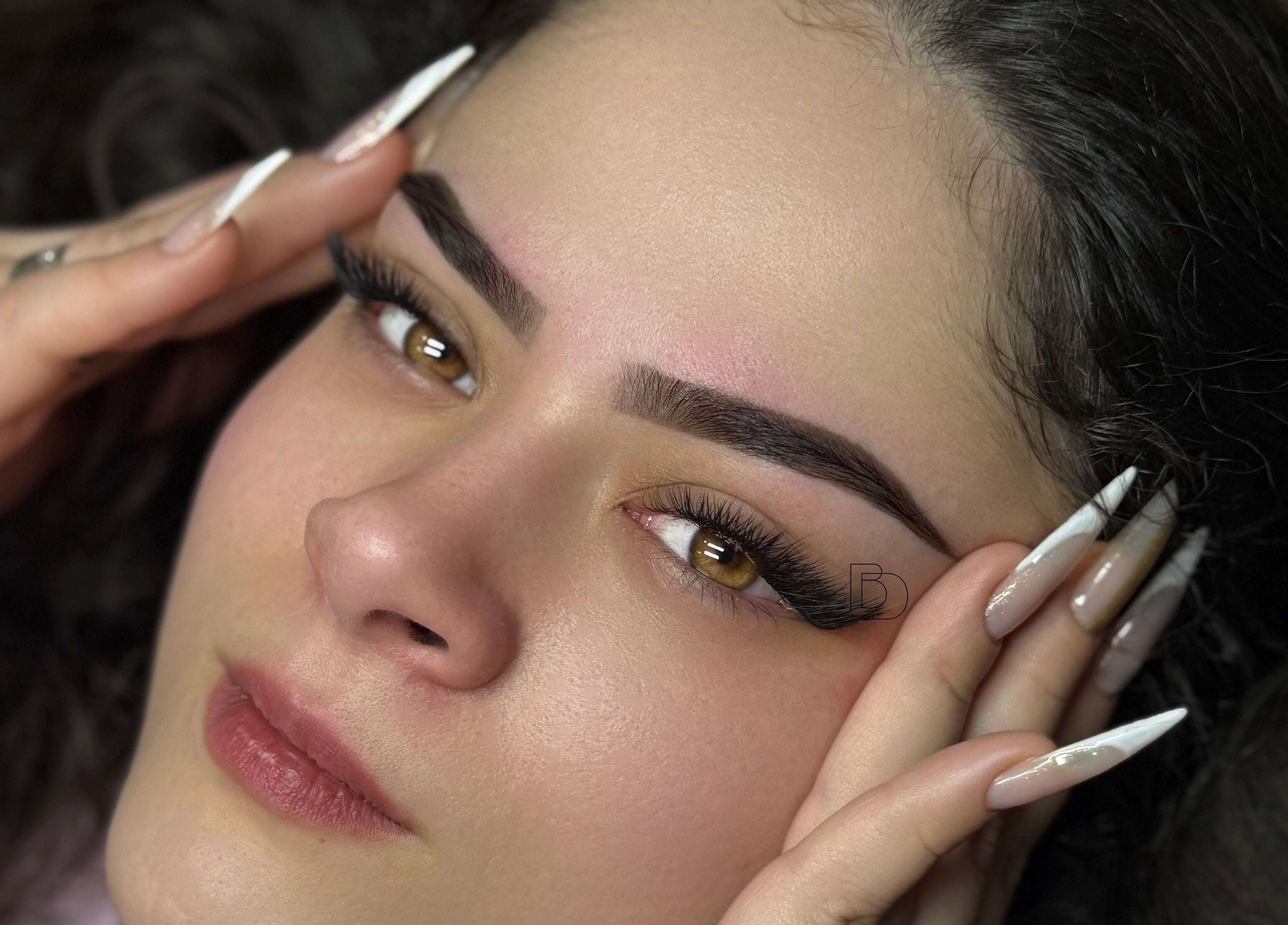 Maquiagem impecável com sobrancelhas definidas na Blonder Design & Co em São Paulo, São Paulo, BR.