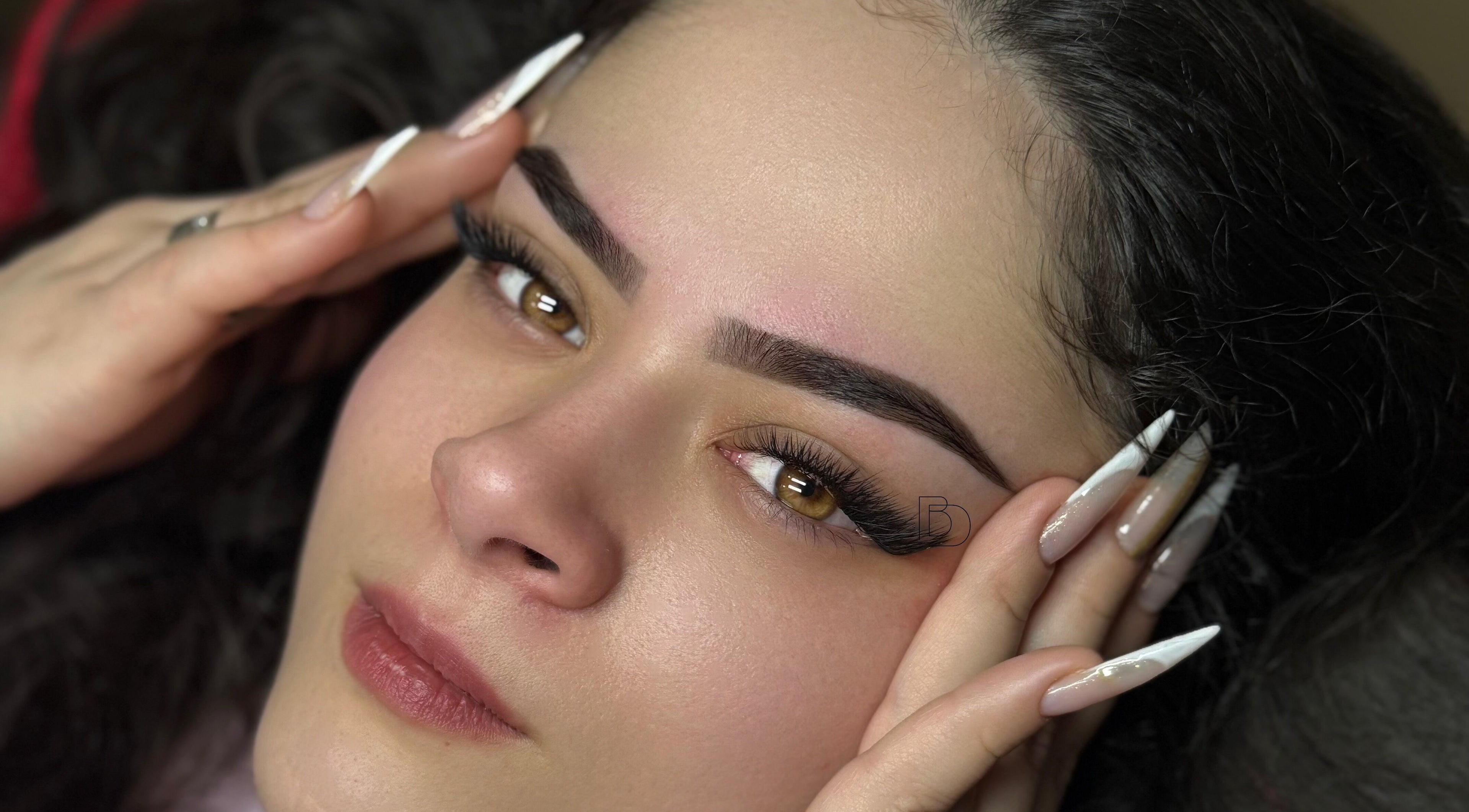 Maquiagem impecável com sobrancelhas definidas na Blonder Design & Co em São Paulo, São Paulo, BR.