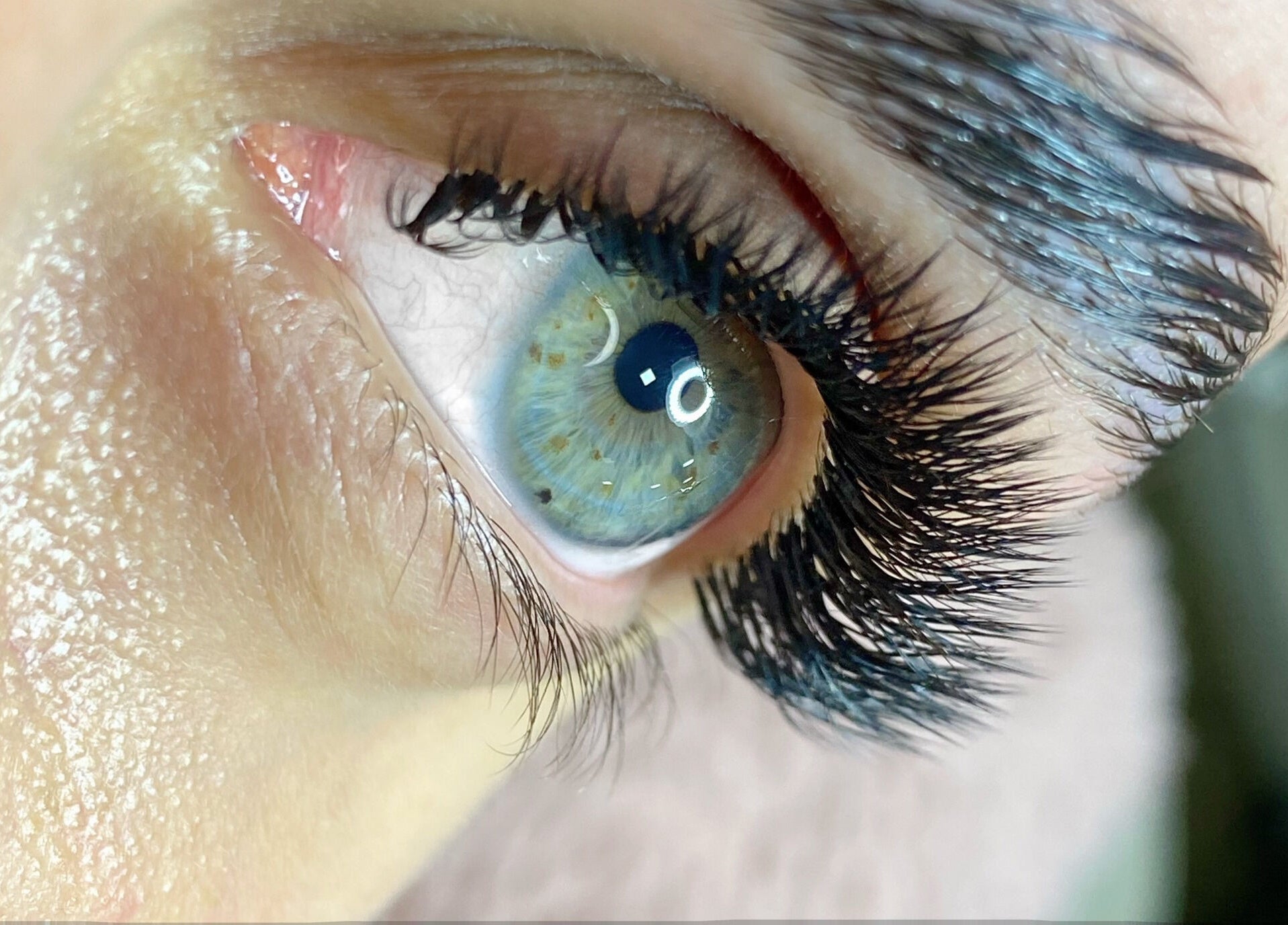 Olho com cílios volumosos no Blonder Design & Co, São Paulo, São Paulo, BR. Destaque em beleza e design.