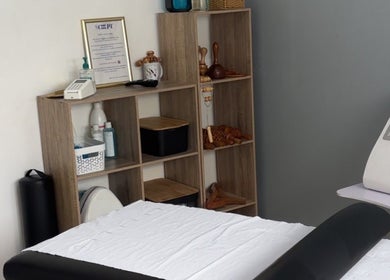 Salle de soin paisible chez Sculpt By Tracy, Ducos, Le Marin, MQ, avec équipements modernes.