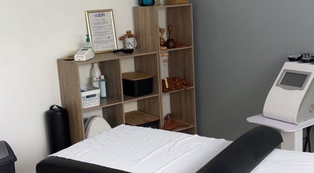 Salle de soin paisible chez Sculpt By Tracy, Ducos, Le Marin, MQ, avec équipements modernes.