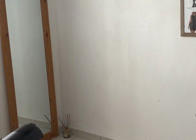 Intérieur sobre de Sculpt By Tracy à Ducos, Le Marin, MQ avec un miroir en bois et éléments décoratifs.
