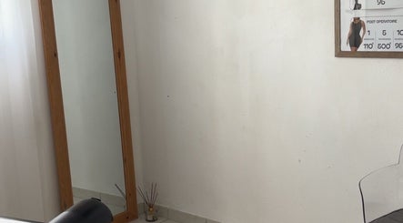 Intérieur sobre de Sculpt By Tracy à Ducos, Le Marin, MQ avec un miroir en bois et éléments décoratifs.