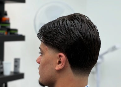 Stijlvolle herenkapsel bij M-Coupe in Mechelen, Vlaanderen, BE. Professionele haarverzorging en styling.
