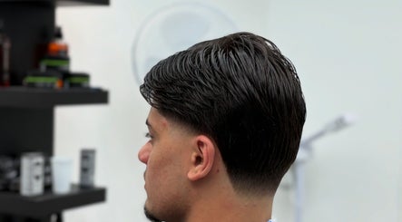 Stijlvolle herenkapsel bij M-Coupe in Mechelen, Vlaanderen, BE. Professionele haarverzorging en styling.
