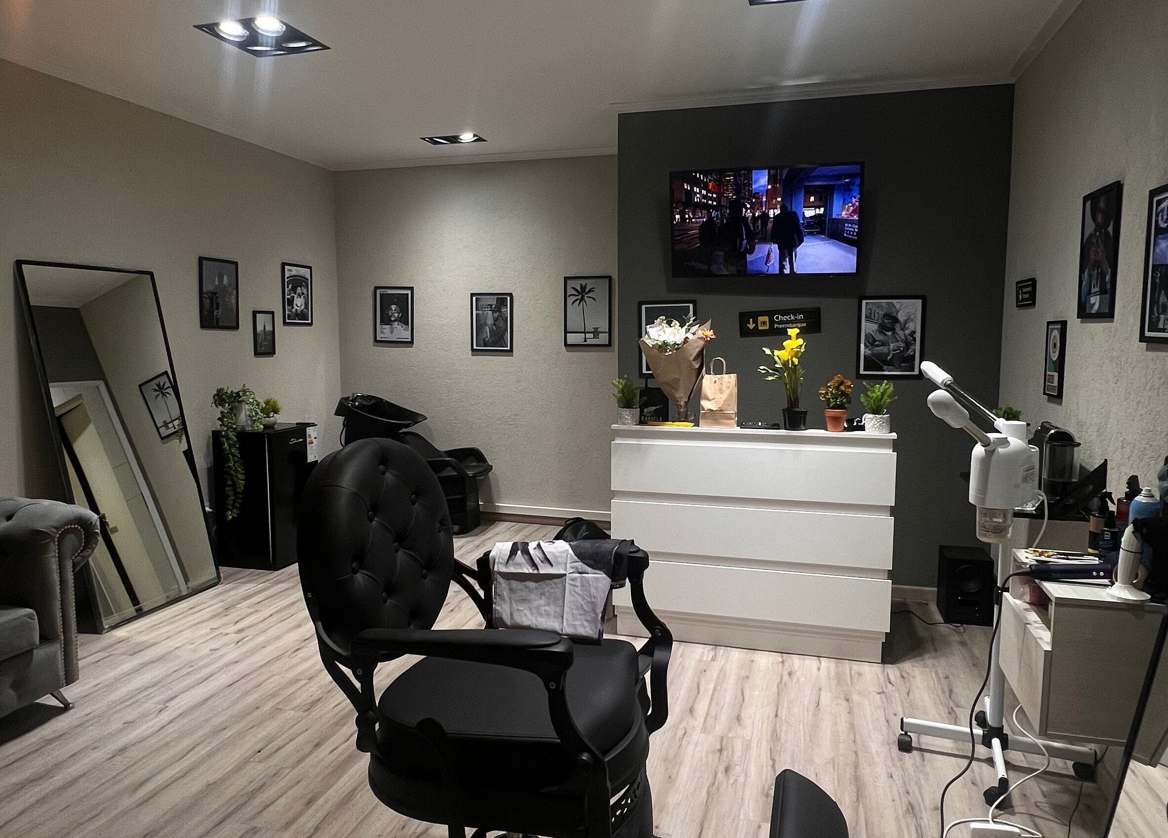 Interior moderno de Paradise Salon en Villa Ballester, Provincia De Buenos Aires, AR, destacando su comodidad.