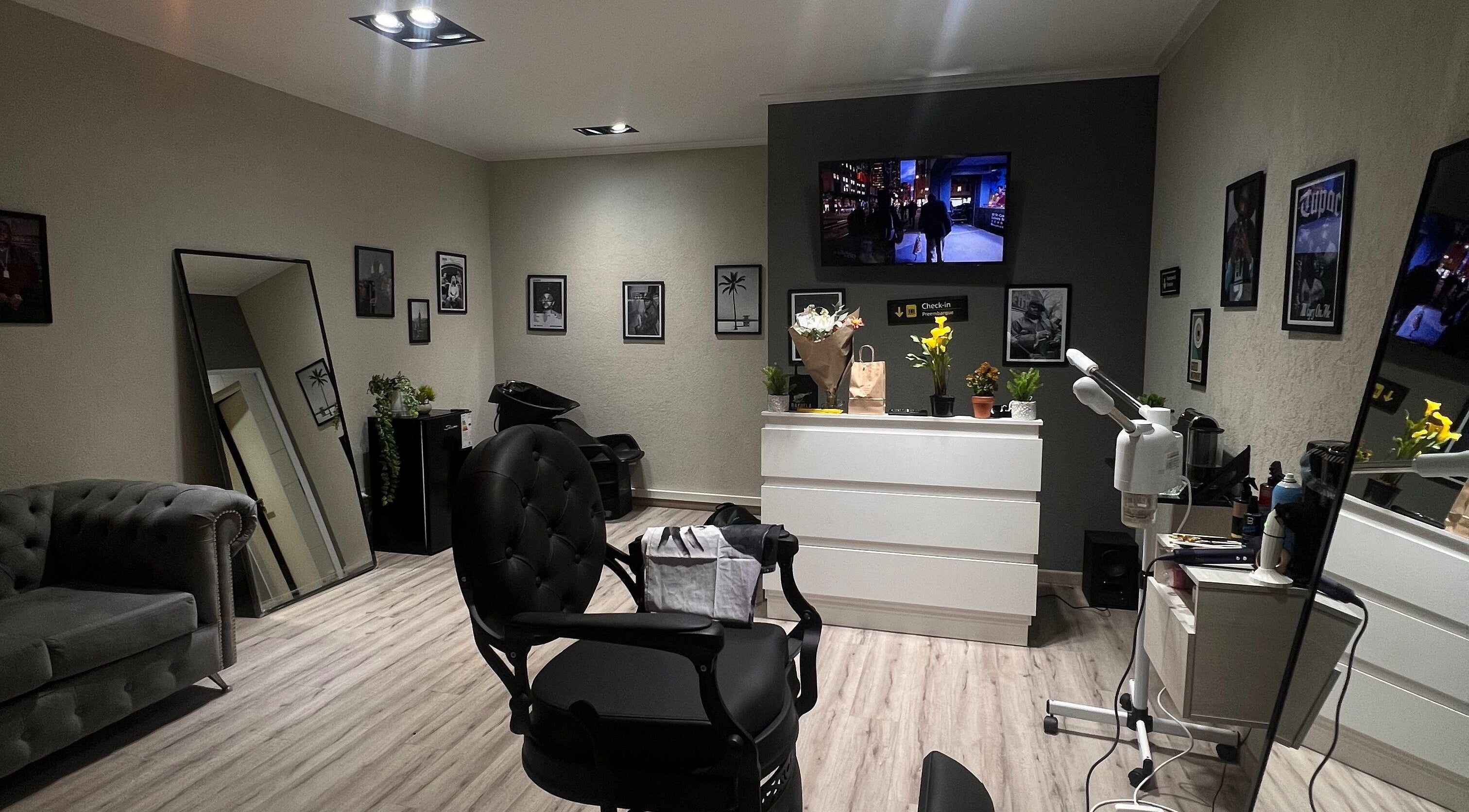 Interior moderno de Paradise Salon en Villa Ballester, Provincia De Buenos Aires, AR, destacando su comodidad.