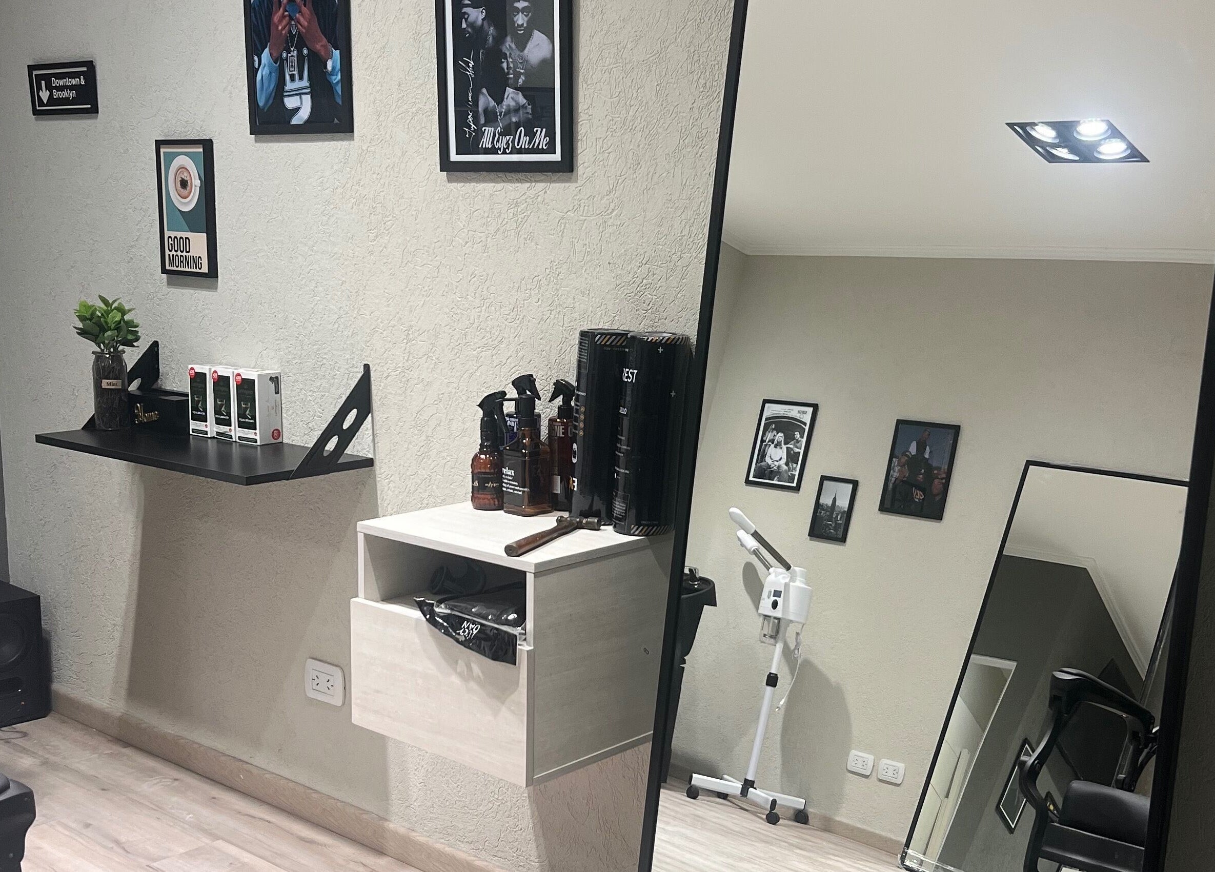 Interior elegante de Paradise Salon en Villa Ballester, Provincia de Buenos Aires, AR, con espejo y productos.