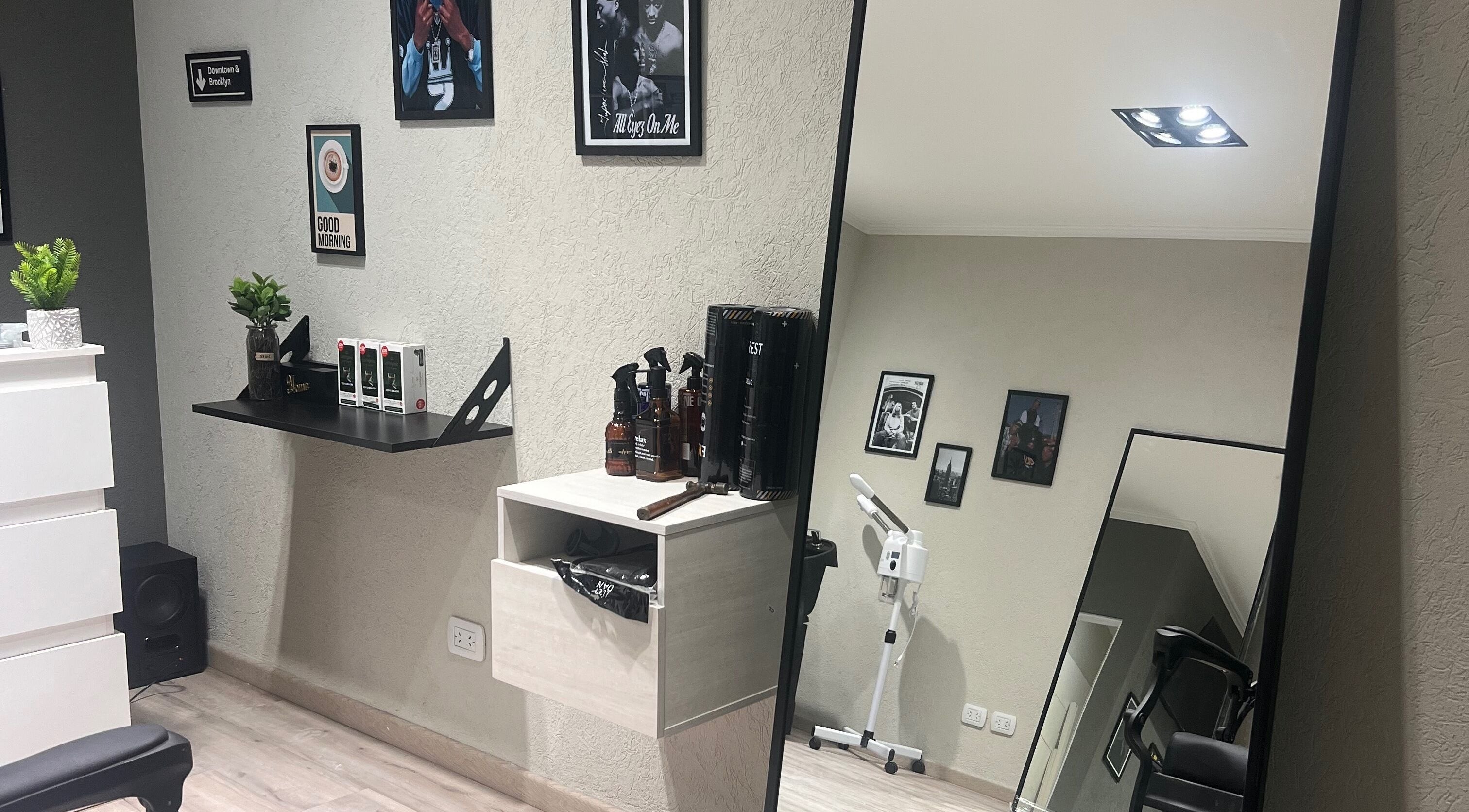 Interior elegante de Paradise Salon en Villa Ballester, Provincia de Buenos Aires, AR, con espejo y productos.