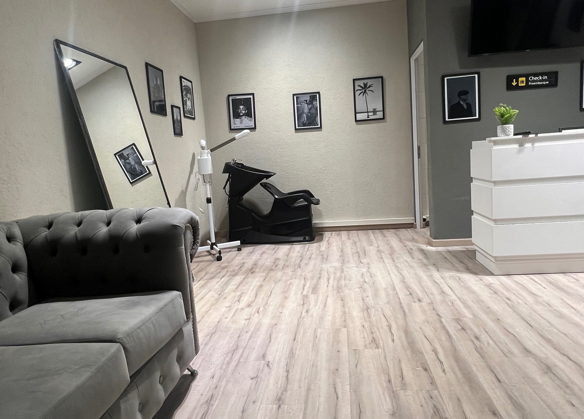 Sala de espera moderna en Paradise Salon, Villa Ballester, Provincia De Buenos Aires, AR.