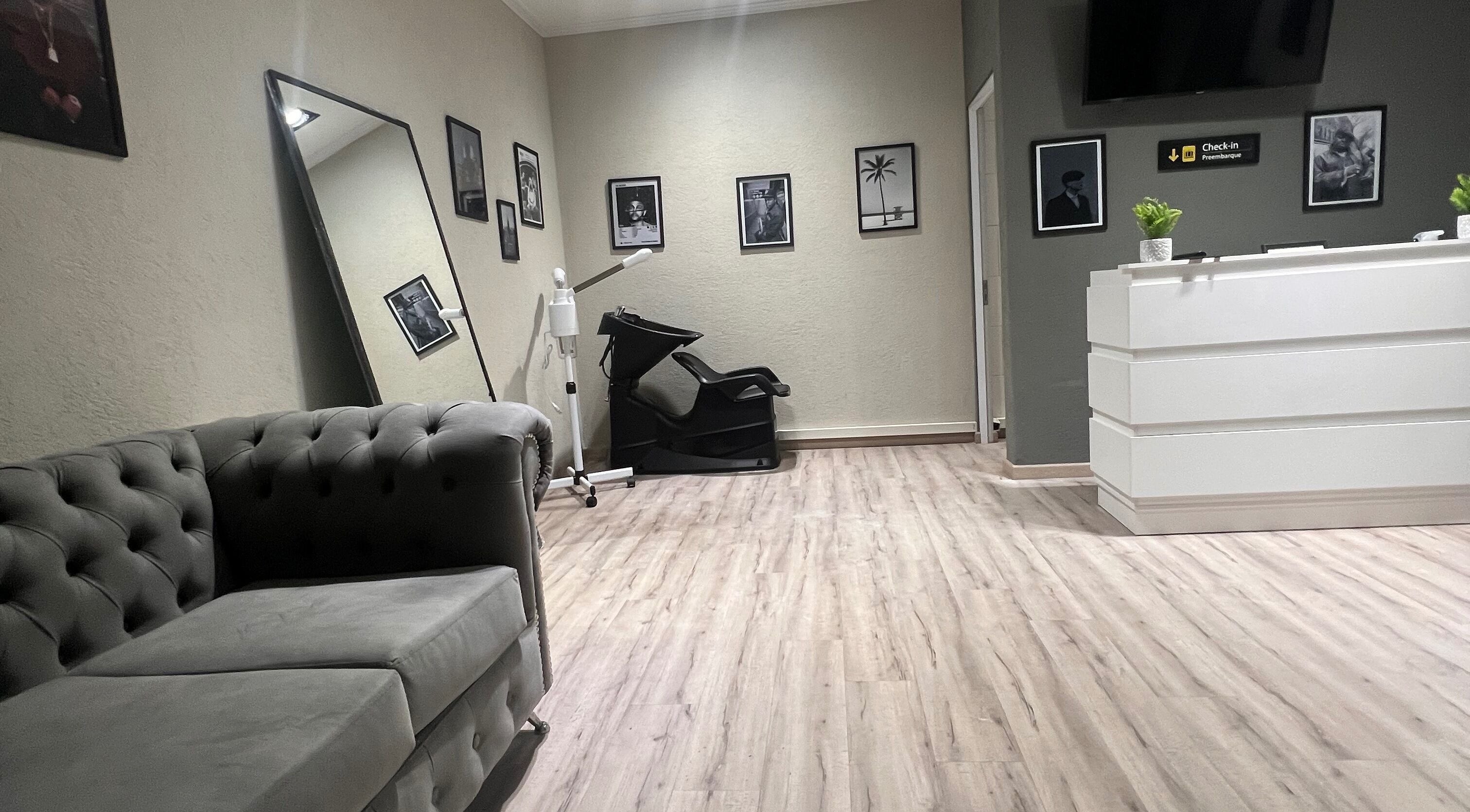 Sala de espera moderna en Paradise Salon, Villa Ballester, Provincia De Buenos Aires, AR.