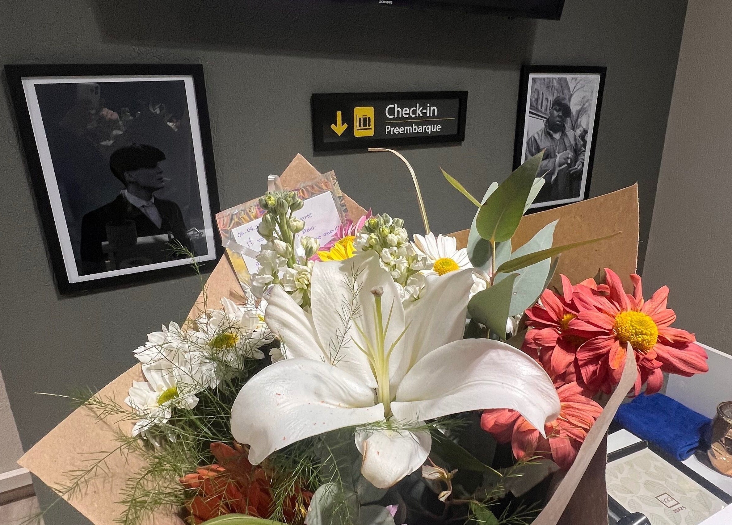 Ramo de flores en la recepción de Paradise Salon, Villa Ballester, Provincia De Buenos Aires, AR.