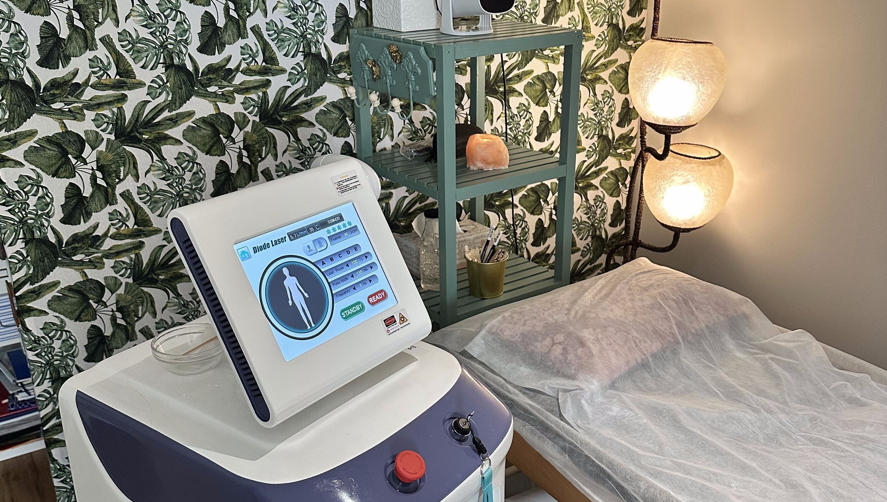 Sala de tratamento a laser no Timeless Laser Studio, Matosinhos, Porto, PT com equipamento moderno.