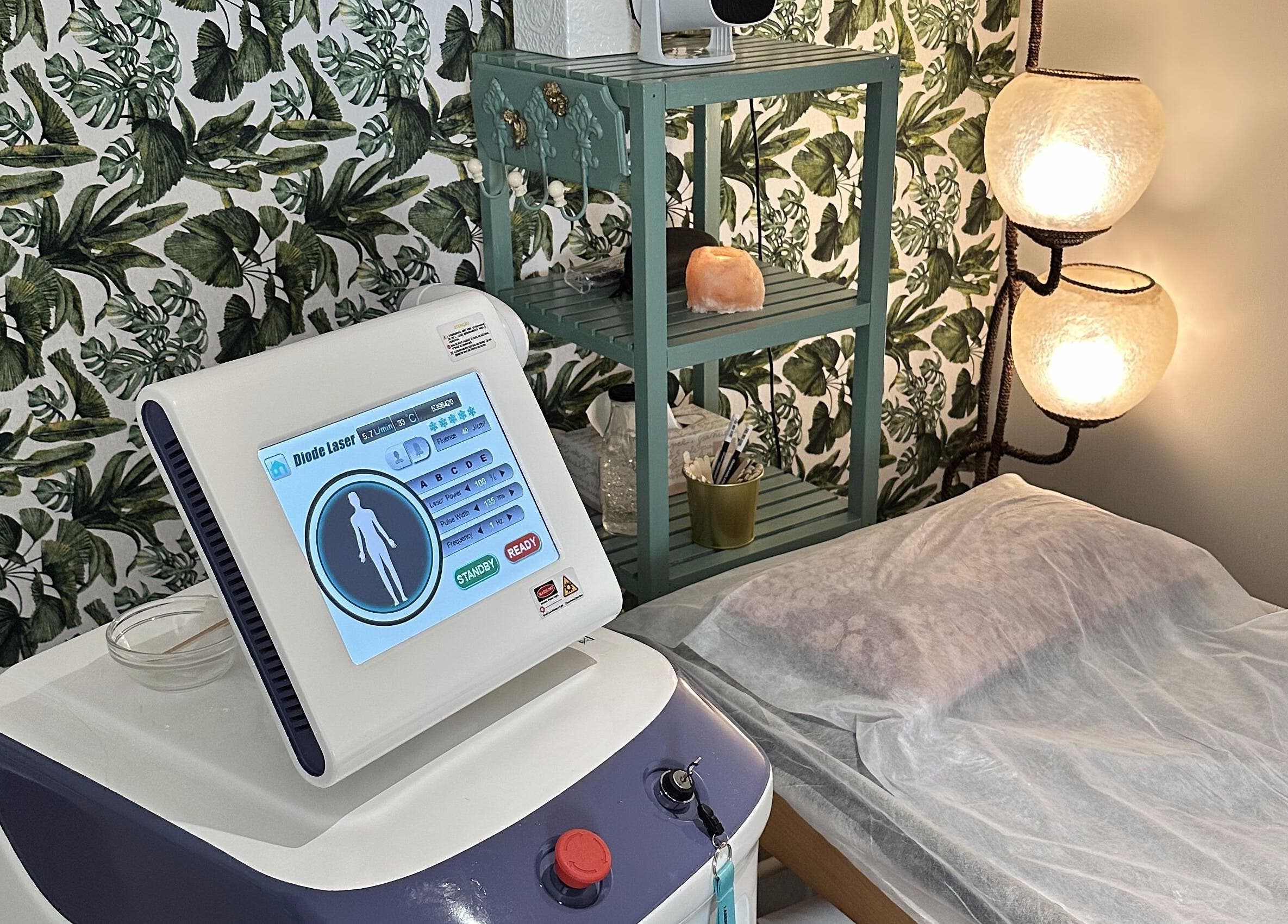 Sala de tratamento a laser no Timeless Laser Studio, Matosinhos, Porto, PT com equipamento moderno.