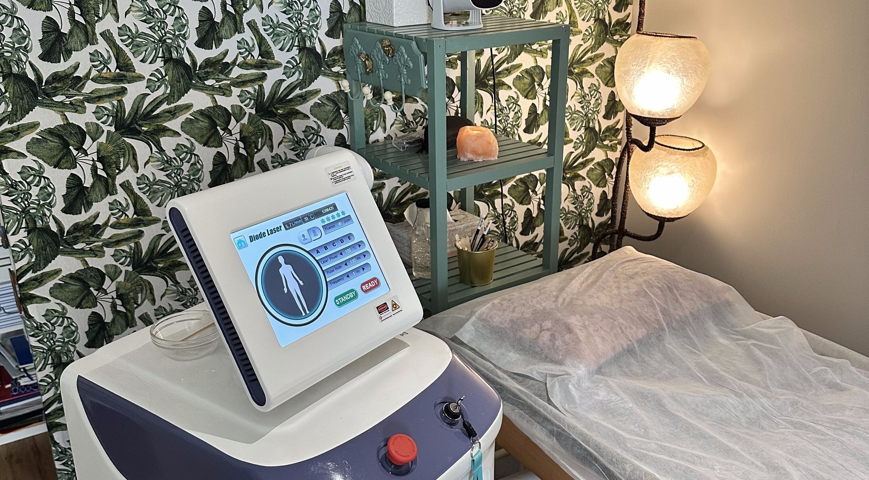 Sala de tratamento a laser no Timeless Laser Studio, Matosinhos, Porto, PT com equipamento moderno.