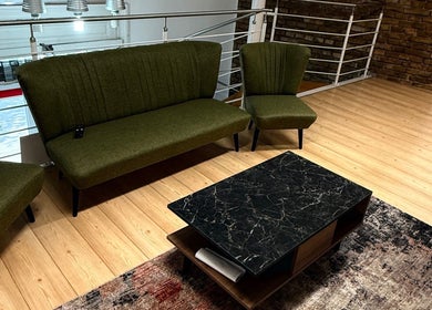 AKIRA UNDERGROUND elegáns váróterem Budapest, Magyar, HU kényelmes zöld szett és márvány asztal.