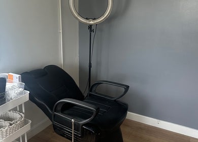 Relaxing treatment chair and ring light in The Tanning Hut, Doncaster, England, GB.