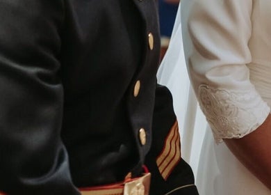 Elegante pareja en atuendos de boda observados en Sandra Benito, Valladolid, Castilla y León, ES.
