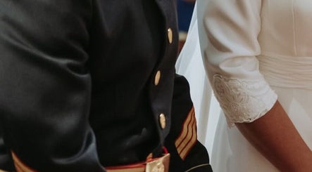 Elegante pareja en atuendos de boda observados en Sandra Benito, Valladolid, Castilla y León, ES.