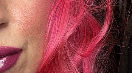 Picante cabello rosa vibrante en Sandra Benito, Valladolid, Castilla Y León, ES.