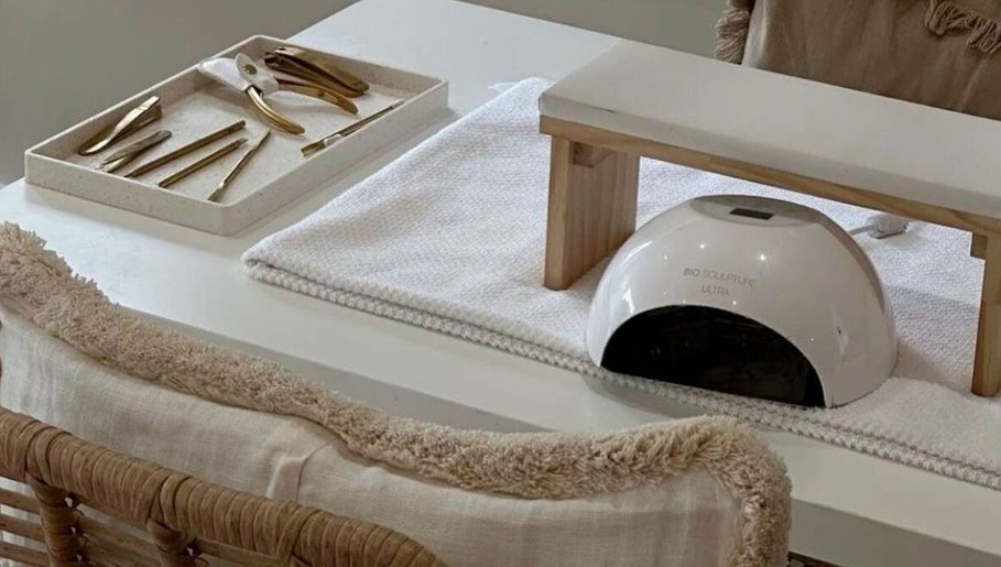 Espace manucure à The Karmin Studio, Colomiers, Occitanie, FR, avec outils de soin et lampe UV.