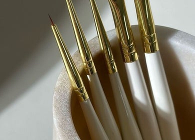 Pinceaux de maquillage dorés chez The Karmin Studio, Colomiers, Occitanie, FR.