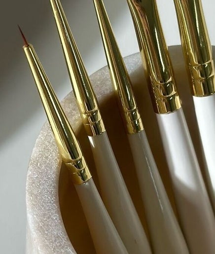 Pinceaux de maquillage dorés chez The Karmin Studio, Colomiers, Occitanie, FR.