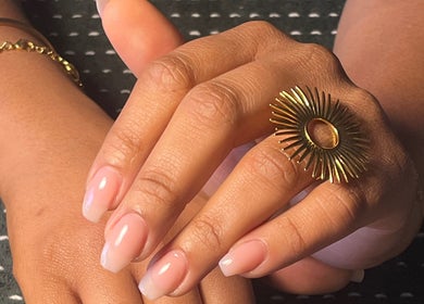 Ongles manucurés et élégants avec bague dorée à The Karmin Studio, Colomiers, Occitanie, FR.